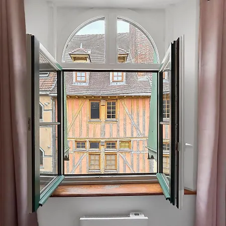 Calme Et Confort Au Cœur Du Vieux Appartement Troyes